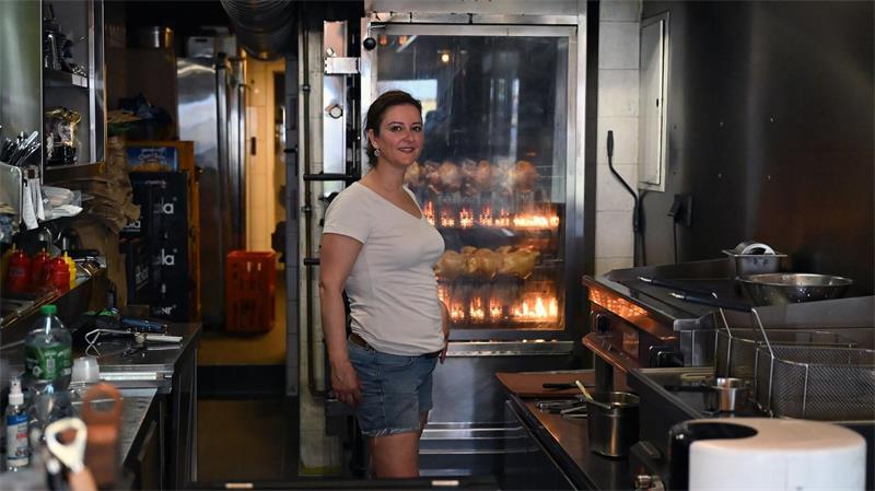 Der Grill, der mit Gas betrieben wird, läuft den ganzen Tag. 
