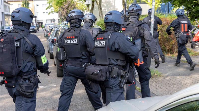 Der Großeinsatz zieht sich über Stunden bis zur Festnahme des Tatverdächtigen.