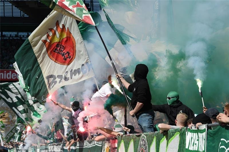 Der Großteil der Werder-Ultras reiste ohne Stadionbesuch aus Wolfsburg zurück nach Bremen (Archivbild). Foto: Jaspersen/dpa