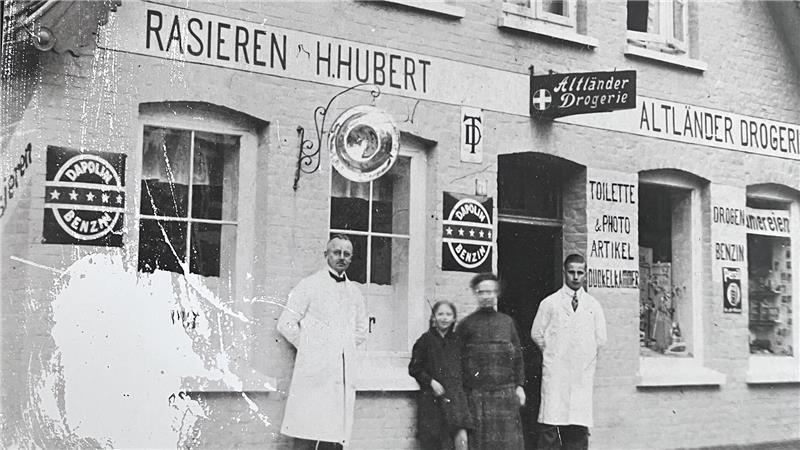 Der Gründer der Altländer Drogerie, Paul Hubert, mit seinem Vater, dem Friseur Heinrich Hubert, vor dem Wohn- und Geschäftshaus der Familie im Jahr 1936.