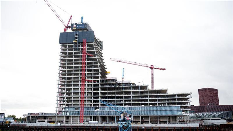 Der Gründer der Drogeriemarktkette Rossmann, Dirk Roßmann, beteiligt sich am geplanten Weiterbau des Hamburger Elbtowers. (Archivbild)