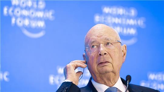Der Gründer des WEF, Klaus Schwab, tritt zurück.