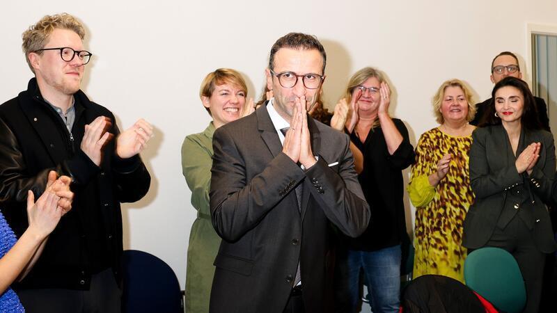 Der Grünen-Politiker Samet Yilmaz (m) gewann in der Stichwahl.