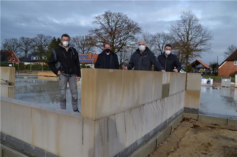 Der Grundstein für das Dorfgemeinschaftshaus ist gelegt. Foto: Helfferich