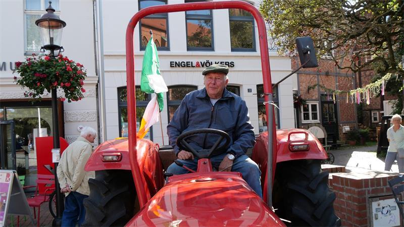 Bier, Trecker, Shopping: Das war am Sonntag los in der Buxtehuder Altstadt Der Güldner-Trecker ist aus dem Jahr 1963 und auch sein Besitzer Dieter Mehrkens ist schon im Rentenalter. Mehrkens ist aus Harsefeld auf den Petriplatz getuckert, wo sich unter der Regie des Classic Club Niederelbe verschiedene Oldtimer präsentieren. Bei Ausfahrten des Clubs fahre er oft als "Lumpensammler" hinterher, weil er bei Bedarf die anderen Fahrzeuge abschleppen könne, erzählt Merkens, der nicht nur Trecker selber fährt, sondern sie auch als Lkw-Fahrer „huckepack“ transportiert.