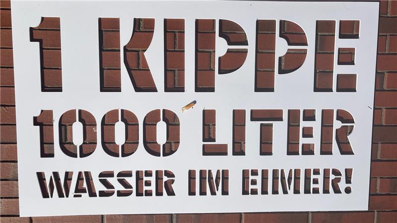 Der Gully in der Marktstraße in Harsefeld entwässert direkt in den Rellerbach und damit in die Aue. So kann das Gift aus Zigaretten in die Natur kommen.