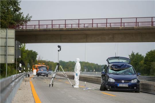 Der Gullydeckel traf im August 2022 ein Auto auf der A7. Foto: dpa