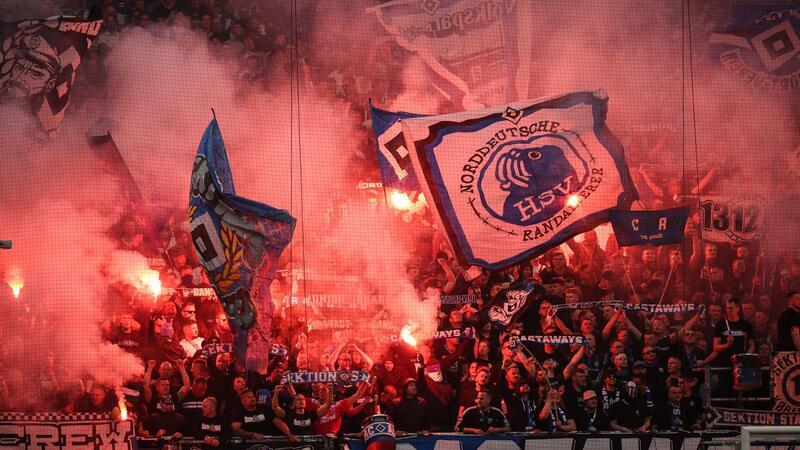 Der HSV hat für Pyro-Vorfälle im Derby gegen den FC St. Pauli eine hohe Geldstrafe erhalten (Archivbild).