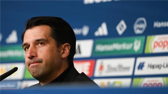 Jonas Boldt, Sportvorstand Hamburger SV, spricht auf einer Pressekonferenz im Volksparkstadion.
