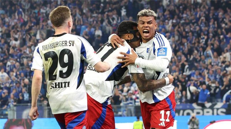 Der HSV, hier Ransford Königsdörffer (rechts), kommt an die Schützenstraße.