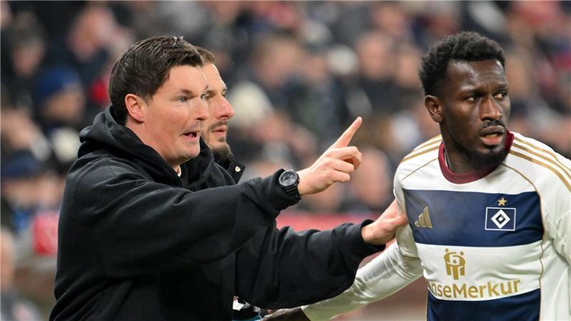 Der HSV im Sondertrikot: Trainer Merlin Polzin und Bakery Jatta in dem Dress.