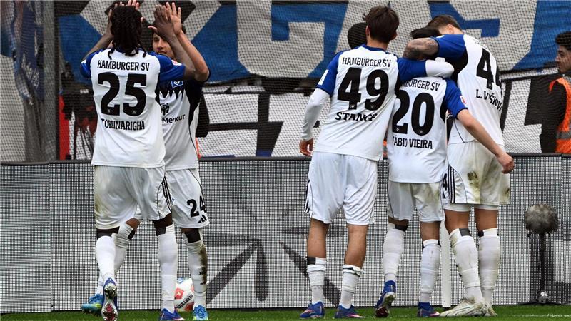 Der HSV jubelt nach Vieiras Tor.