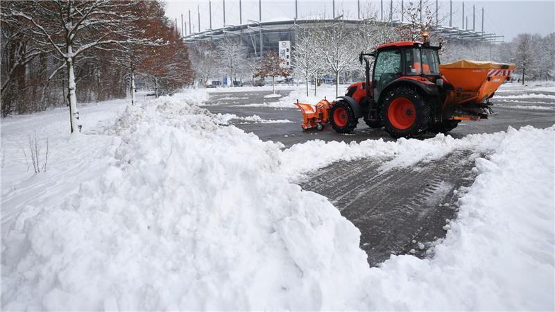Bei Verstößen gegen Schneeräumpflicht droht 150 Euro Bußgeld Der HSV lässt verschneite Flächen vor dem Volksparkstadion von einem Winterdienst räumen.