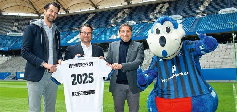 Der HSV um Sportvorstand Jonas Boldt (links) und Vorstandsboss Thomas Wüstefeld präsentieren die Partnerschaft mit Eric Bussert, Holdingvorstand Vertrieb und Marketing der HanseMerkur. Foto: Verein