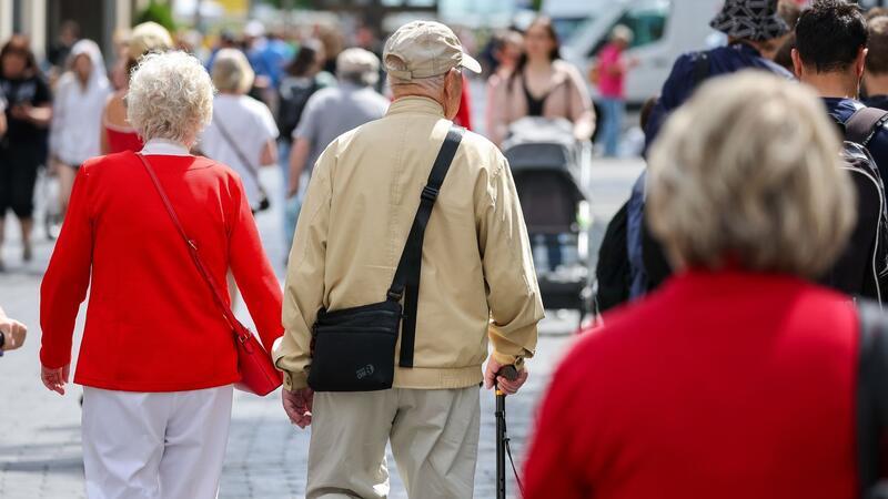 Härtefallfonds für Ostrentner: Mehr als 163.000 Anträge Der Härtefallfonds ist gedacht für Bedürftige mit Rentenansprüchen aus DDR-Zeiten, die 1991 nicht ins bundesdeutsche System übernommen wurden.
