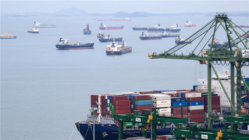 Der Hafen Singapur, der zu den weltgrößten zählt, liegt an der Straße von Singapur. 