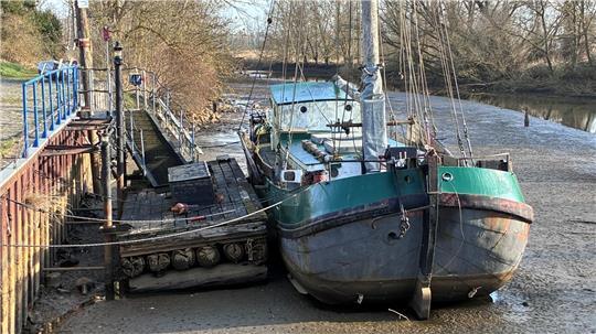 Der Hafen in Borstel ist vollkommen verschlickt: Ohne die Ausbaggerung will die Maritime Bürgerstiftung Niederelbe nach dem Werftaufenthalt die Tjalk Annemarie nicht mehr einsetzen.