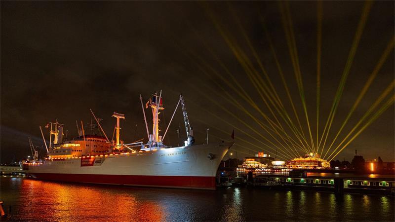 Der Hafen in goldenem Licht.