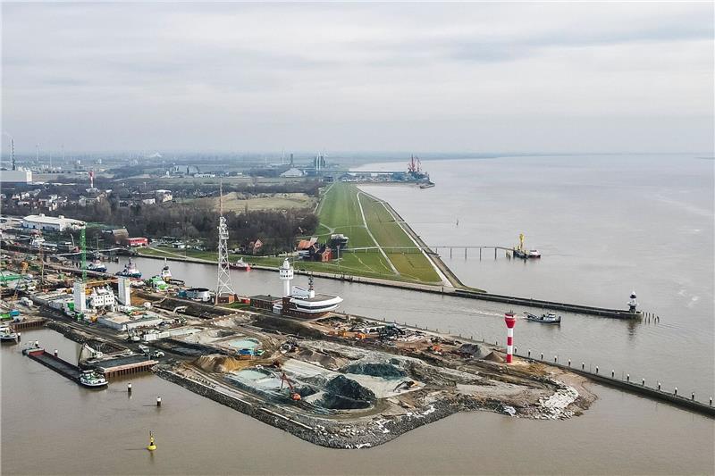 Containerschiff-Kollision vor Brunsbüttel: Frachter rammt Bagger Der Hafen von Brunsbüttel Foto: dpa-Bildfunk