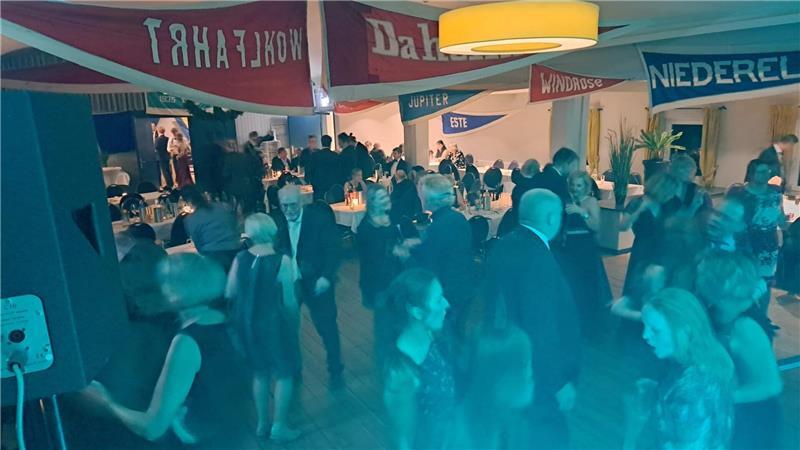Der Hafenball auf Krautsand ist stets gut besucht.