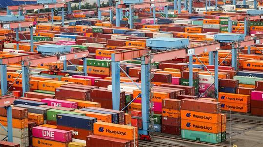 Der Hafenlogistiker HHLA hat im ersten Halbjahr 2,9 Millionen Standardcontainer umgeschlagen. (Archiv)