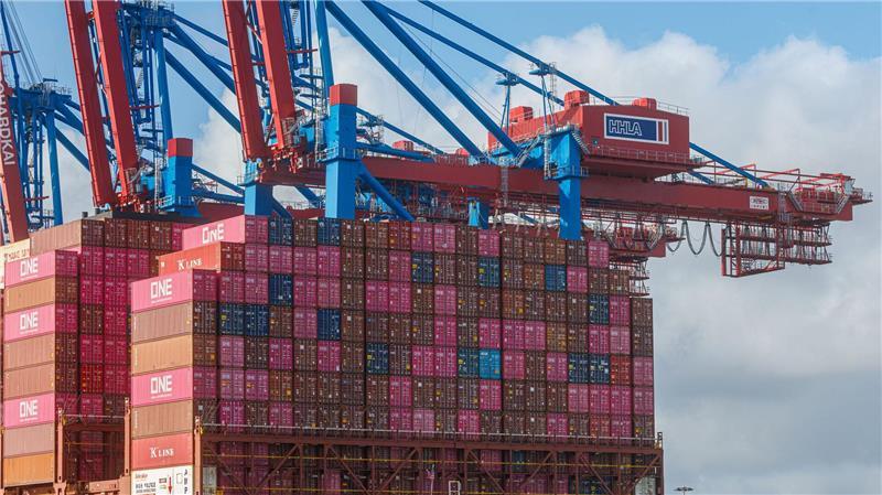 Hapag-Lloyd-Gewinn bricht ein – Nahost-Krise treibt Kosten Der Hafenlogistiker HHLA steigerte im vergangenen Jahr seinen Umsatz um knapp zehn Prozent auf rund 1,76 Milliarden Euro - machte dennoch aber nicht einmal zehn Millionen Euro Gewinn.