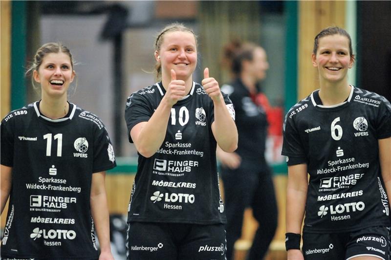 Der Hallensprecher hat die HSG-Handballerin Maxi Mühlner (Mitte) beim Gastspiel am Wochenende herzlich begrüßt in Buxtehude, die bedankt sich mit zwei Daumen hoch. Foto: Jan Iso Jürgens