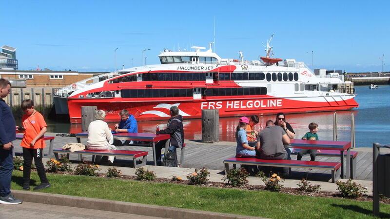 Der „Halunder Jet“ legt im Binnenhafen vor der Hummerbudenzeile auf Helgoland an.