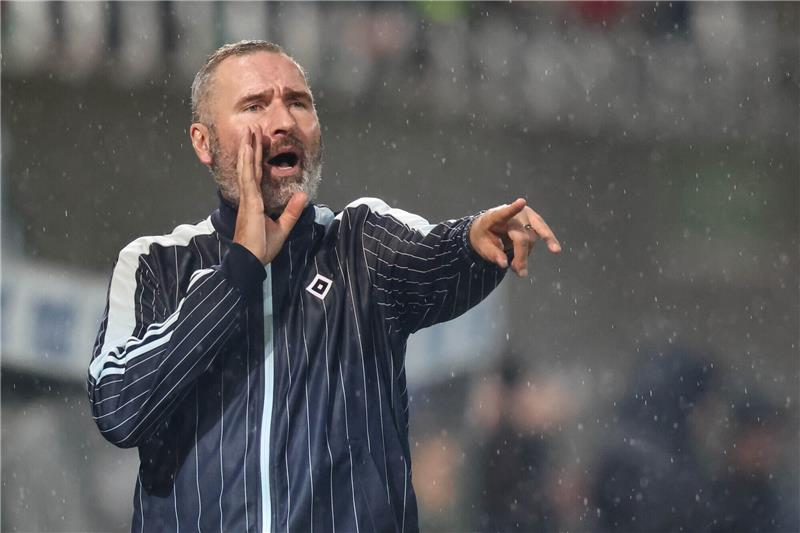 HSV macht Spektakel: „Der Dino liefert großes Kino“ Der Hambuger Trainer Tim Walter gestikuliert am Spielfelrand. Foto: Daniel Karmann/dpa