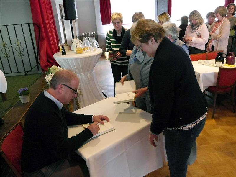 Der Hamburger Autor Hubertus Meyer-Burckhardt signiert fleißig Bücher. Fotos: Umland