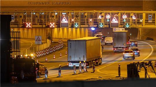 Der Hamburger Elbtunnel war seit Freitagabend voll gesperrt. (Archivbild)