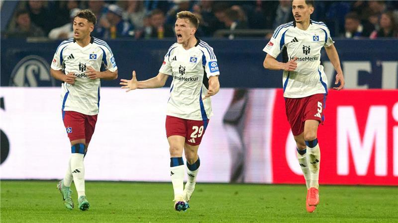 Spielerstreit nach Remis in Überzahl: HSV-Trainer beschwichtigt Der Hamburger Emir Sahiti (Mitte) trifft kurz vor der Pause zwei Mal und dreht damit das Spiel - aber nur vorübergehend.