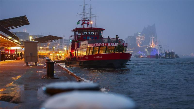 Der Hamburger Fährlinienbetreiber Hadag hat zu Freitag wegen des erwarteten Unwetters einen Notfahrplan angekündigt. (Archivbild) 