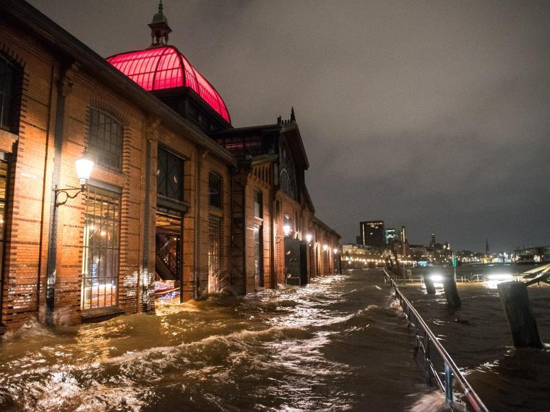 Der Hamburger Fischmarkt ist überschwemmt. Foto: Daniel Bockwoldt/dpa