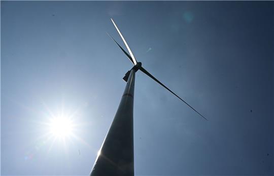 Der Hamburger Flughafen bereitet den Bau eines Windparks vor (Symbolbild). Foto: Bernd Weißbrod/dpa