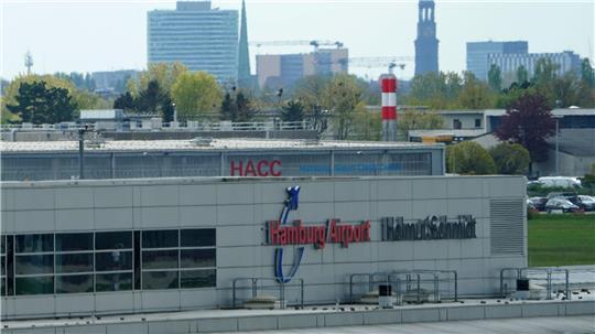 Der Hamburger Flughafen musste nach einer kleinen Bruchlandung eines Kleinflugzeuges kurzzeitig für alle Starts und Landungen geschlossen werden. (Archivbild)