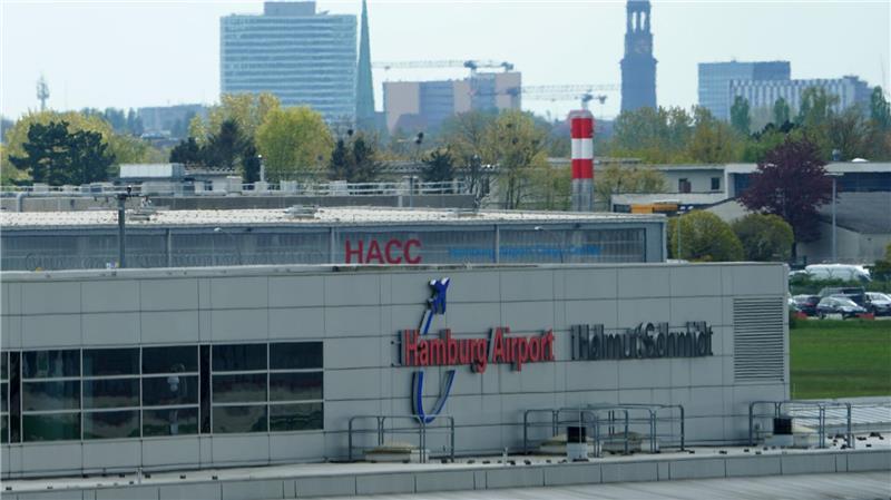 Der Hamburger Flughafen musste nach einer kleinen Bruchlandung eines Kleinflugzeuges kurzzeitig für alle Starts und Landungen geschlossen werden. (Archivbild)