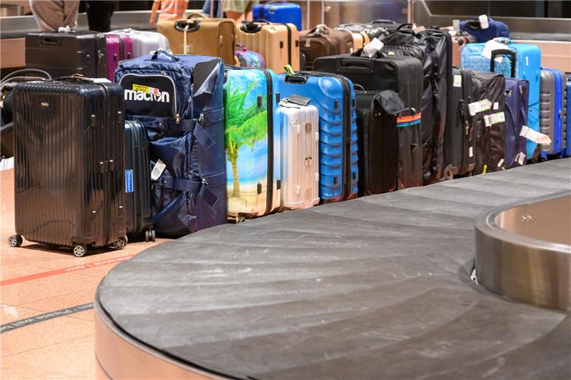 Der Hamburger Flughafen schiebt den Schwarzen Peter für Hunderte nachgelieferte Koffer an die Fluggesellschaften. Foto: dpa