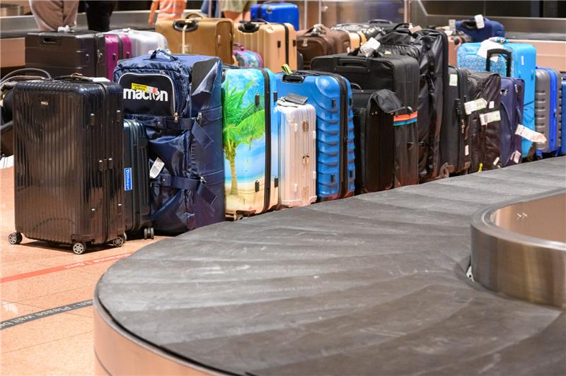 Hamburgs Flughafen versinkt erneut im Kofferchaos Der Hamburger Flughafen schiebt den Schwarzen Peter für Hunderte nachgelieferte Koffer an die Fluggesellschaften. Foto: dpa