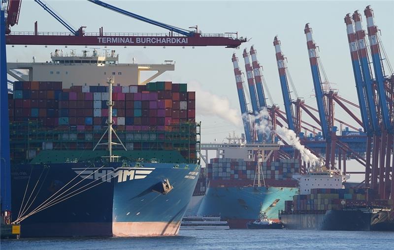 Der Hamburger Hafen an der Elbe ist ein Universalhafen für Güter aller Art und der mit Abstand wichtigste Warenumschlagplatz in Deutschland. Pro Jahr gehen über gut 50 Umschlaganlagen rund 130 Millionen Tonnen Seegüter über die Kaikanten, etwa 290 Liegeplätze bieten Platz für Schiffe jeglicher Größe - von besonders großen Container- und Massengutschiffen über Öl- und Chemikalientanker bis hin zu Feeder- und Binnenschiffen. Foto: Marcus Brandt/dpa