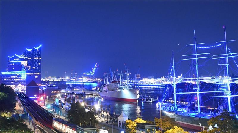 Der Hamburger Hafen erstrahlt bis zum 21. September in den Abendstunden in blau.