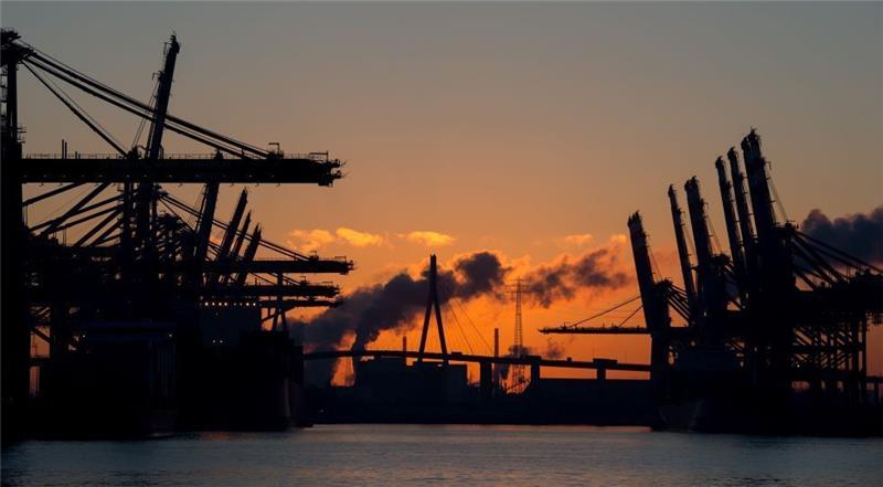 Der Hamburger Hafen legt am 24. Mai seine Zahlen für das ersten Quartal des Jahres vor. Foto: Daniel Reinhardt/dpa