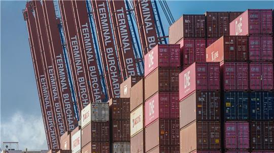 Der Hamburger Hafen schlug nach dem Statistischen Bundesamt vergangenes Jahr nahezu 100 Millionen Tonnen Güter um. (Archivbild) 