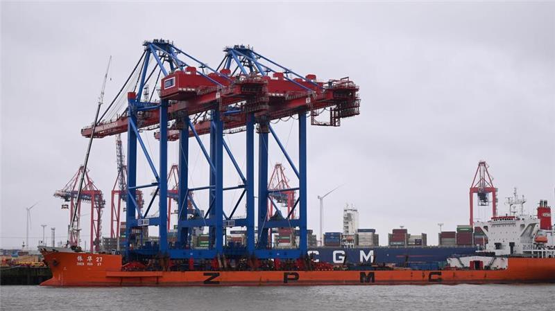 Titzrath: HHLA setzt Automatisierung fort Der Hamburger Hafen soll unter anderem mit fernsteuerbaren Containerbrücken produktiver werden (Archivbild)