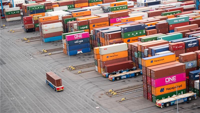 Der Hamburger Hafen- und Logistikkonzern HHLA hat den Betrieb seines Containerterminals im ukrainischen Odessa am Donnerstag eingestellt (Symbolbild). Foto: Daniel Reinhardt/dpa