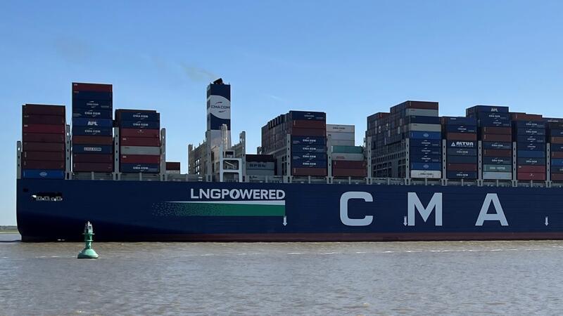 Der Hamburger Hafen verliert Ladung an Rotterdam und Antwerpen, weniger Container sind auf der Elbe unterwegs.