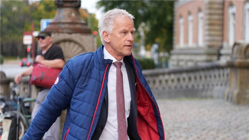 Der Hamburger Hafenchef Meier auf dem Weg ins Gericht.