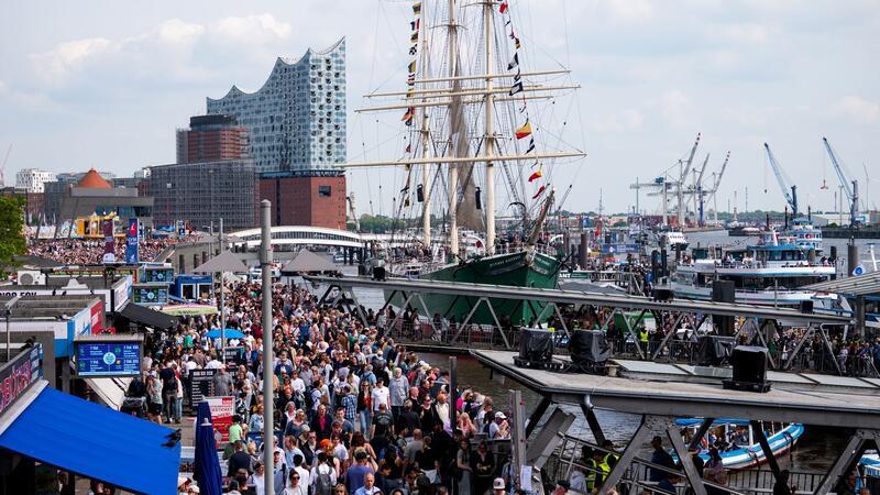 Hamburger Hafengeburtstag startet mit großer Einlaufparade Der Hamburger Hafengeburtstag ist ein Publikumsmagnet.