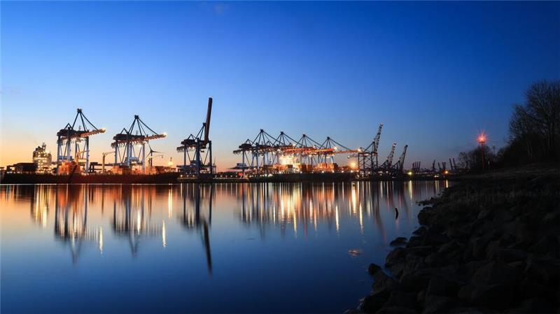 Hamburger Hafenlogistiker HHLA steigert Gewinn Der Hamburger Hafenlogistiker HHLA hat im vergangenen Jahr Umsatz und Gewinn gesteigert. Nur beim Containerumschlag in der Hansestadt verzeichnete er nach eigenen Angaben einen minimalen Rückgang.