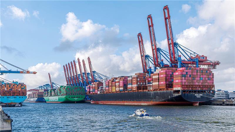 Hapag-Lloyd-Gewinn bricht ein – Nahost-Krise treibt Kosten Der Hamburger Hafenlogistiker HHLA schlug im vergangenen Jahr insgesamt 6,3 Millionen Standardcontainer um.